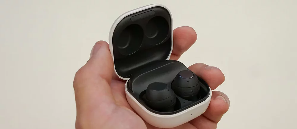 Наушник Samsung взорвался в ухе девушки и лишил её слуха