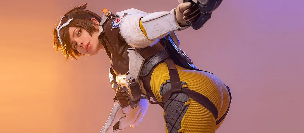 Россиянка в образе Трейсер из Overwatch показала косплей для взрослых