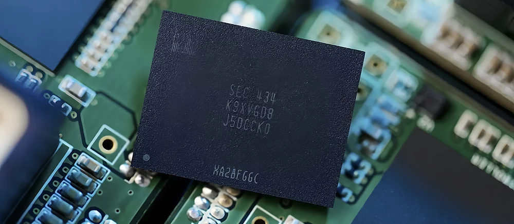 Samsung запускает массовое производство QLC V-NAND памяти 9-го поколения