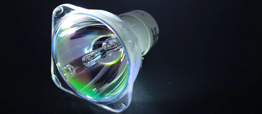 Apple разрабатывает проектор в виде лампочки для 3D-контента