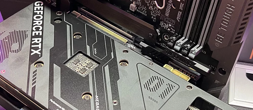 В сети обнаружен прототип материнской платы с бескабельным питанием видеокарт