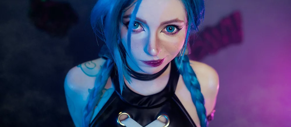 Девушка, подарившая тело Эшли в Resident Evil 4, закосплеила Джинкс из «Аркейна»