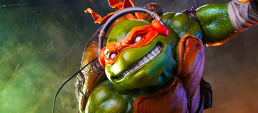 Показана крутая коллекционная фигурка Микеланджело — Черепашка-ниндзя на скейте и с пиццей в руках