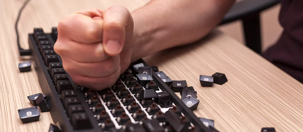 Стример якобы потерял $100 тыс. в криптовалюте и разбил клавиатуру. Оказалось, что это фейк