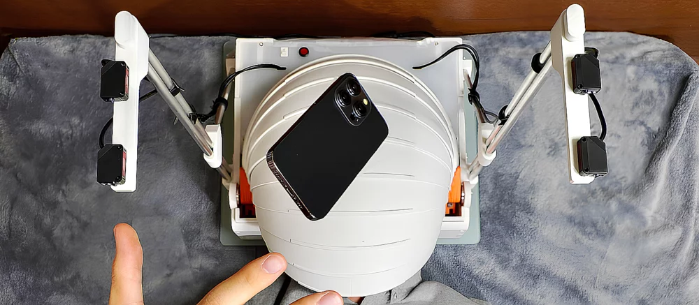 Японский изобретатель создал маску для защиты от падающих гаджетов