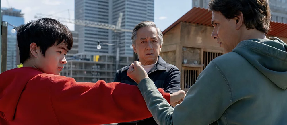 Постаревший Джеки Чан засветился на новом кадре фильма «Каратэ-пацан: Легенды»