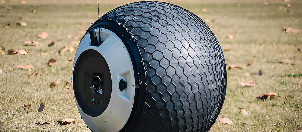 В Китае появился робокоп, который может сбить с ног или заарканить сетью