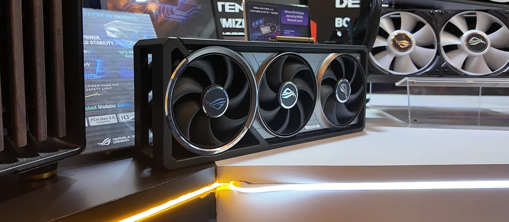 GeForce RTX 5090 настолько огромная, что ей уже в шутку качают бицепс — видео
