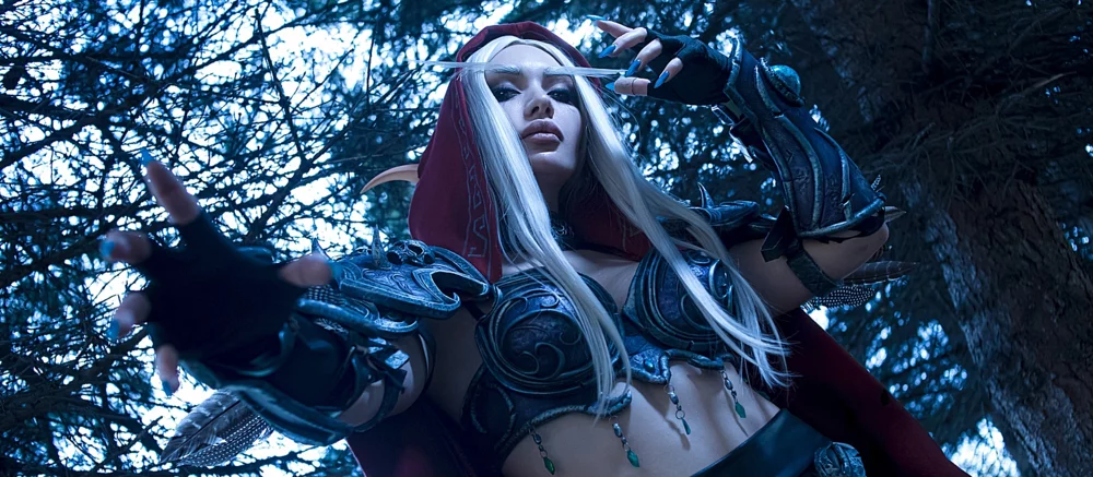 Модель качественно закосплеила Сильвану Ветрокрылую из WarCarft