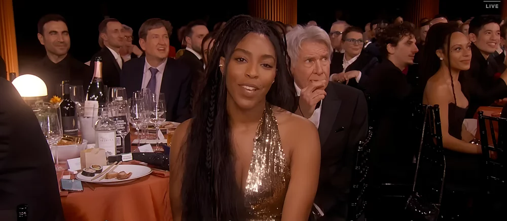 Новый мем? Харрисон Форд случайно «испортил» речь коллеги, попав в кадр с чипсами во рту