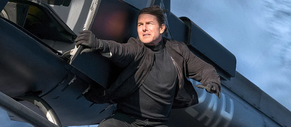 «Порой я терял сознание»: Том Круз показал опасный трюк на самолёте для новой «Миссии невыполнима»