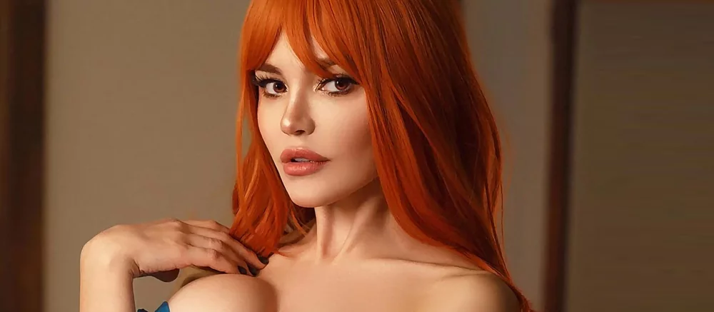 Косплеерша раздела Нами из аниме One Piece