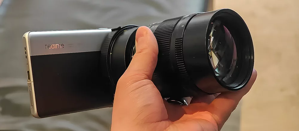 Realme показала смартфон с профессиональной сменной оптикой