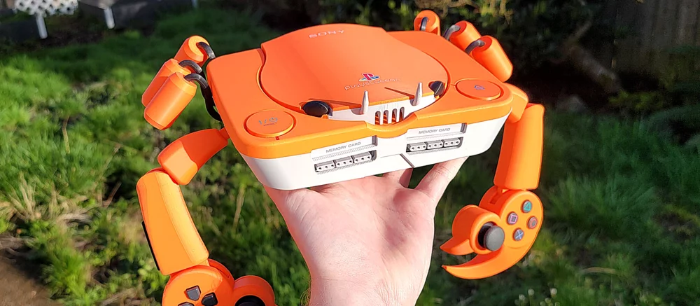 Шутки про раков вошли в чат: энтузиаст превратил PlayStation в краба с клешнями-контроллерами