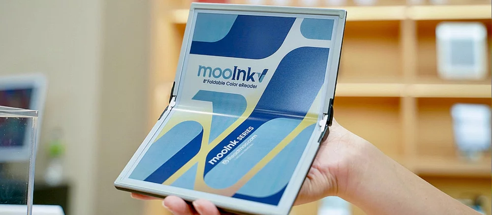 Представлена первая в мире складная читалка с цветным E-Ink-дисплеем