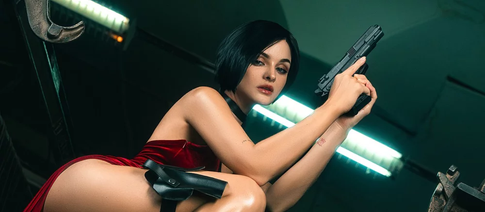 Женщина в красном. Модель София Летяго показала горячий косплей Ады Вонг из Resident Evil 4