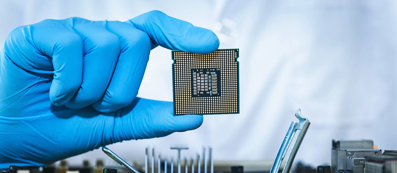 AMD приобрела стартап, который будет отвечать за развития кремниевой фотоники в будущих чипах