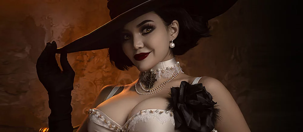 Косплеерша раздела Леди Димитреску из Resident Evil Village