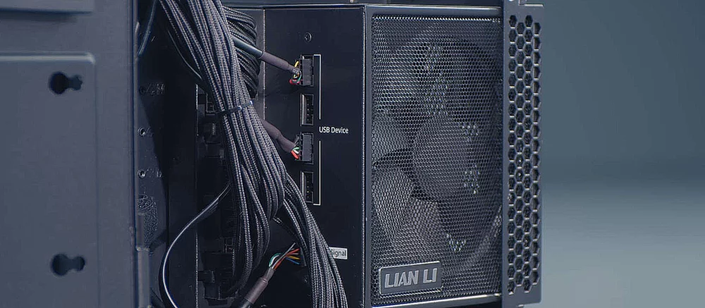 Lian Li показала блоки питания с поворотной розеткой и «умной» кабельной разводкой