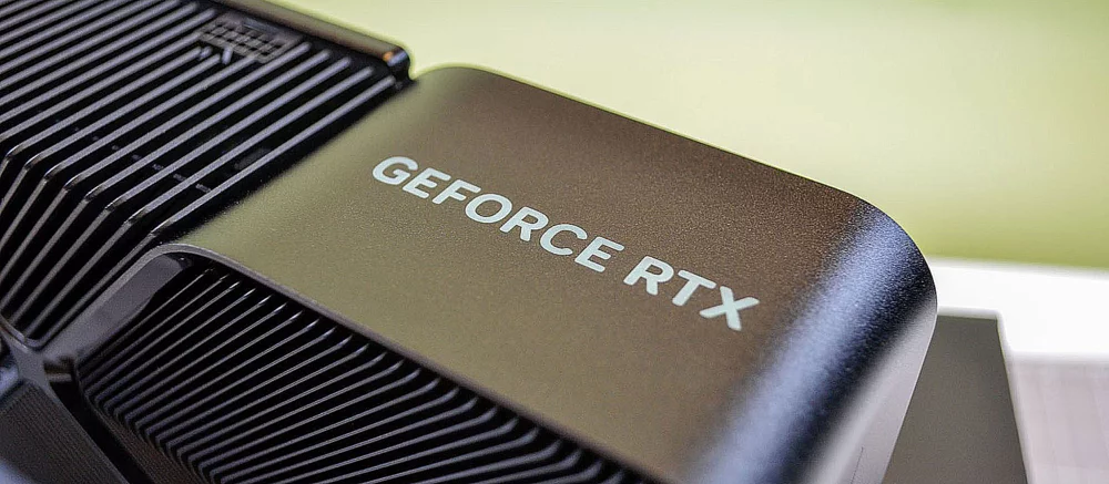 NVIDIA готовит урезанный флагман для Китая и улучшенную версию RTX 5080
