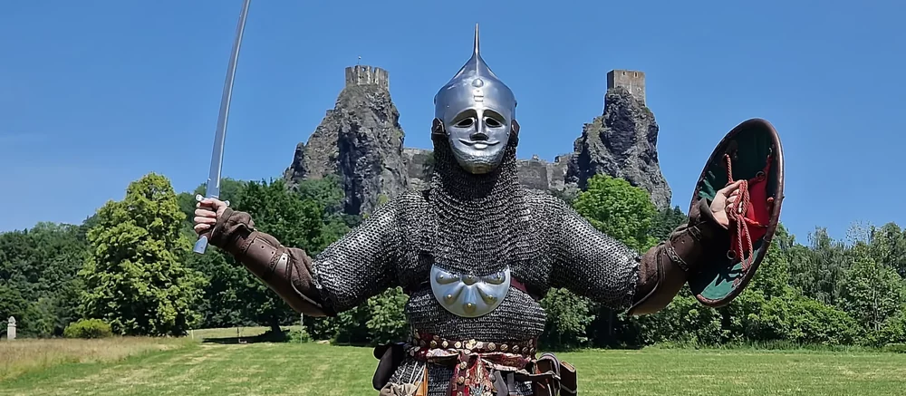 Фанат смастерил броню половца из Kingdom Come: Deliverance 2 и устроил фотосессию в Чехии