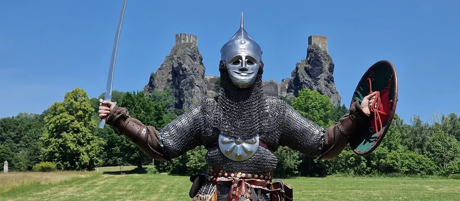 Фанат смастерил броню половца из Kingdom Come: Deliverance 2 и устроил фотосессию в Чехии