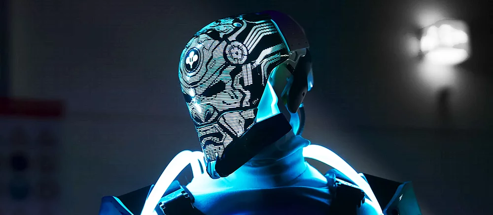 Парень воссоздал элитную броню из Cyberpunk 2077 и впечатлил фанатов своей работой