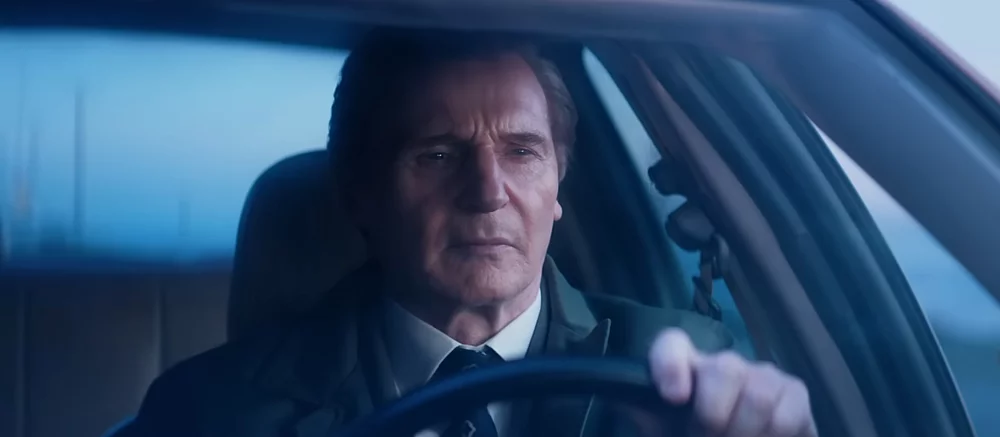 Пошлые шутки и Памела Андерсон: вышел полноценный трейлер комедии «Голый пистолет»