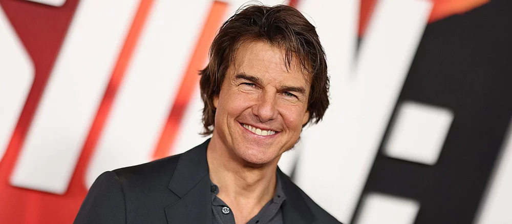 Том Круз показал, как 16 раз прыгнул с горящим парашютом. За это его внесли в Книгу рекордов Гинесса