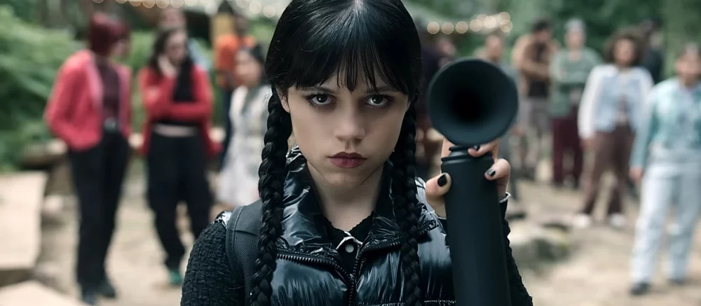 Дженна Ортега бегает по кладбищу и плачет чёрными слезами — вышел трейлер второго сезона «Уэнздей»