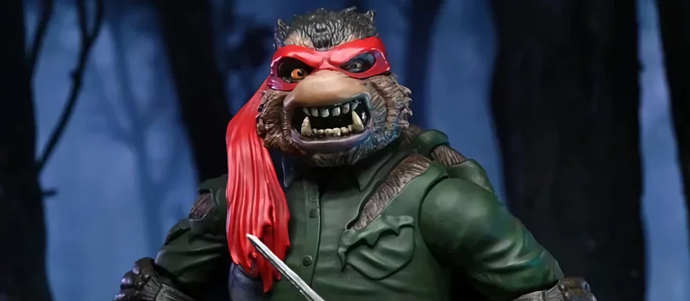 Показана фигурка Черепашки-ниндзя, которая превратилась в оборотня