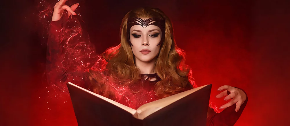 Косплеерша раздела Алую Ведьму из вселенной Marvel