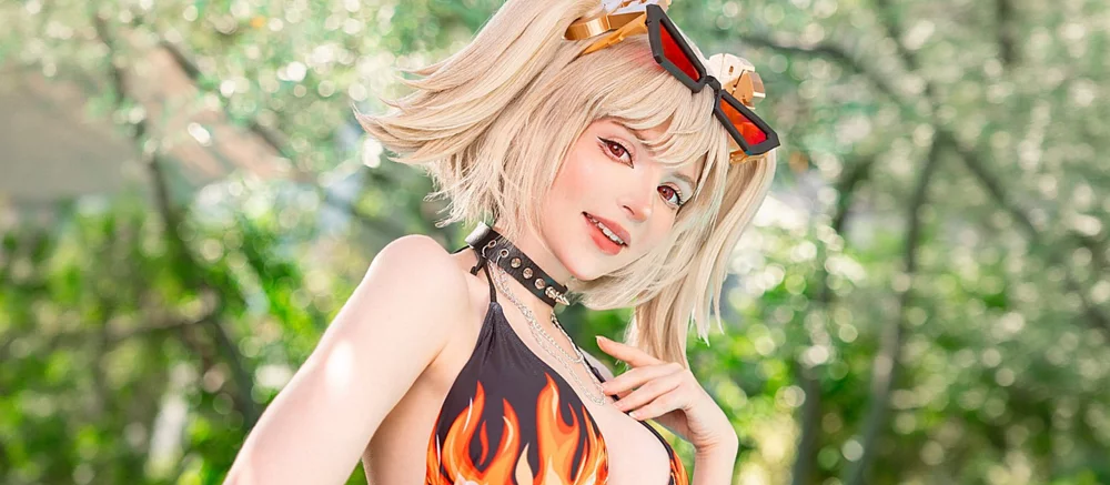 Модель, подарившая тело Эшли в Resident Evil 4, показала «взрослый» косплей Бёрнис из Zenless Zone Zero