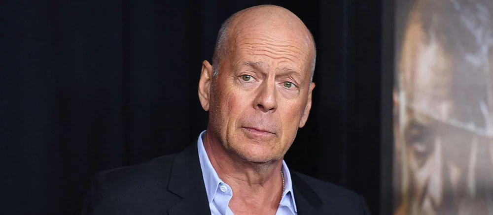 «Мозг его подводит»: Брюса Уиллиса перевезли в другой дом из-за деменции