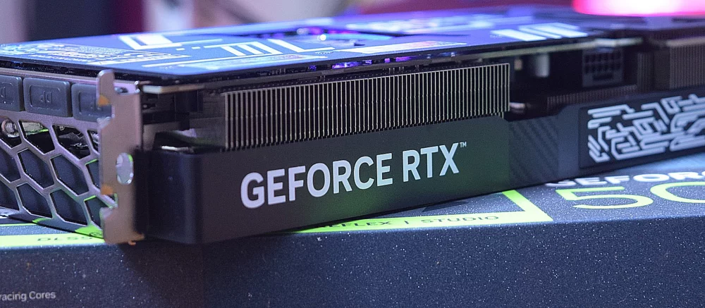Представлена RTX 5090D V2 с урезанной памятью для китайского рынка