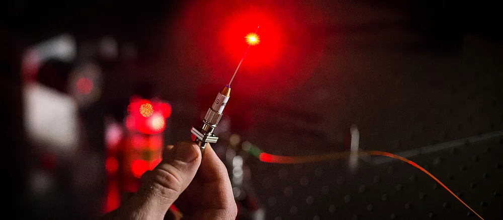 В Китае создали микрофон, который записывает звук с помощью света