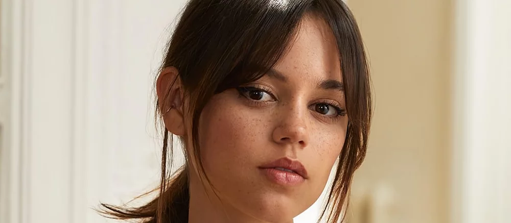 Полупрозрачное платье и белые брови: в сети обсуждают неузнаваемую Дженну Ортегу на премьере «Уэнздей»