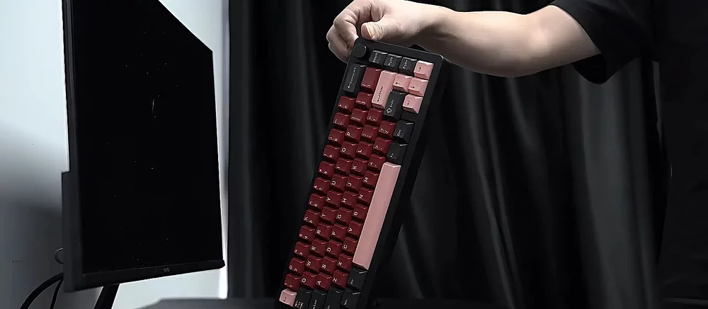 Представлен мини-PC, встроенный в корпус механической клавиатуры