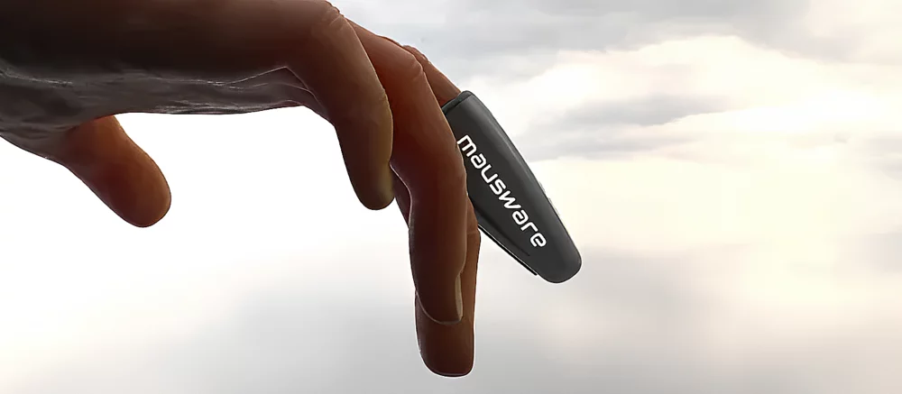 Представлена мышь, которая надевается на палец и не требует стола