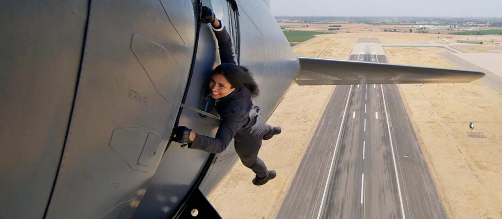 Ютуберша бросила вызов Тому Крузу и повторила безумный трюк с самолётом из «Миссии невыполнима» — видео