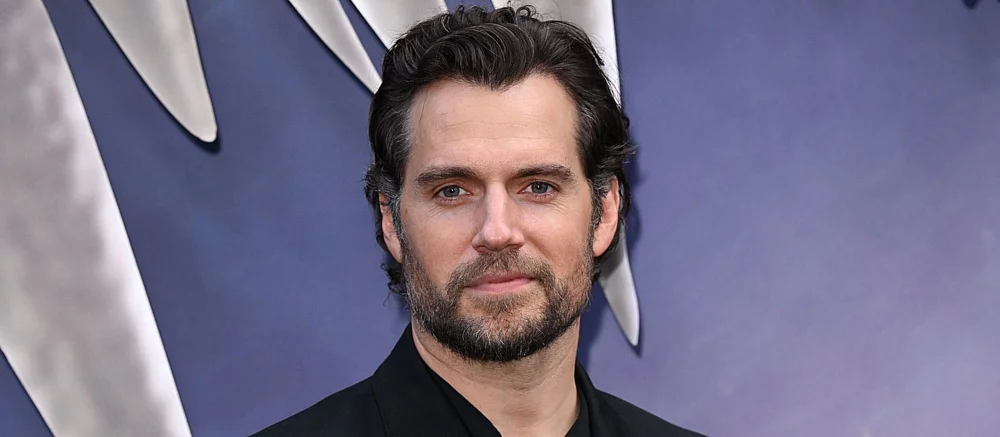 Генри Кавилл показал, как тренируется после травмы ноги, и процитировал персонажа культовой RPG