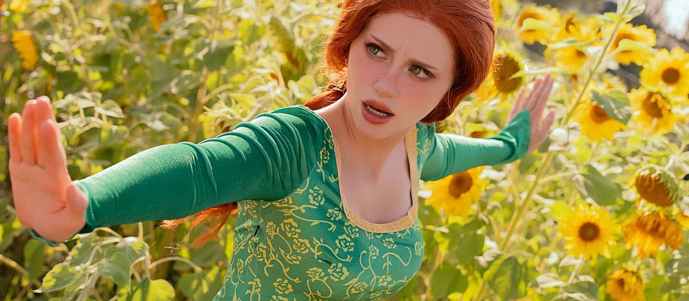 Косплеерша раздела Фиону из «Шрека»