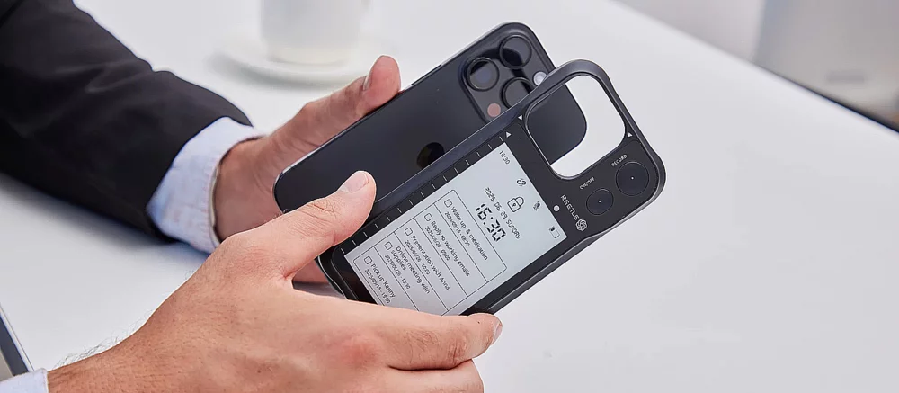 Для iPhone придумали чехол с экраном E-Ink