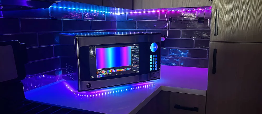 Материнская плата на карусели: микроволновку превратили в игровой PC