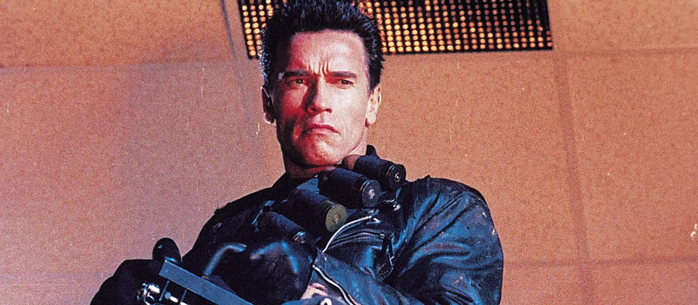 Показан детализированный бюст Терминатора T-800 с внешностью Арнольда Шварценеггера