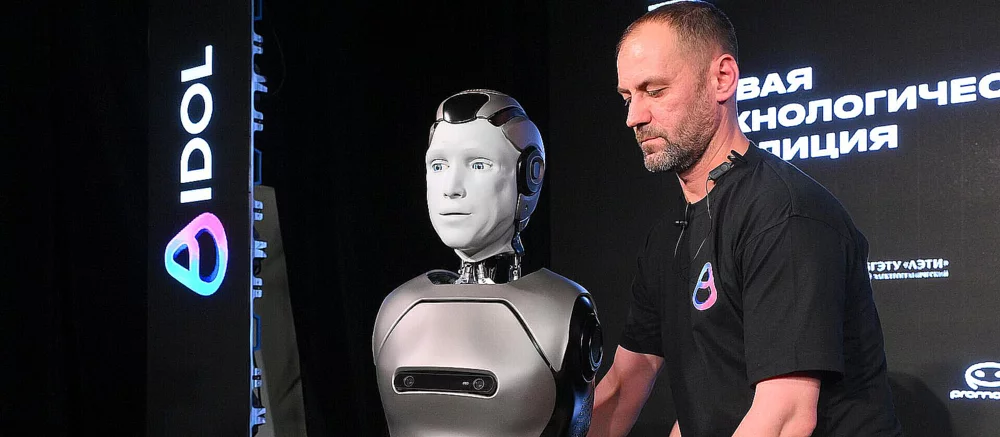 «Уверенная походка»: российский робот Aidol рухнул лицом вниз на премьере в Москве