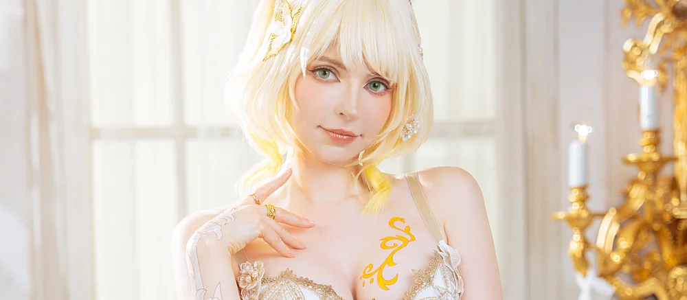 Модель, подарившая тело Эшли в Resident Evil 4, показала «взрослый» косплей Аглаи из Honkai: Star Rail