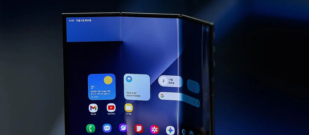 Samsung выпускает первую «трикладушку» с огромным экраном