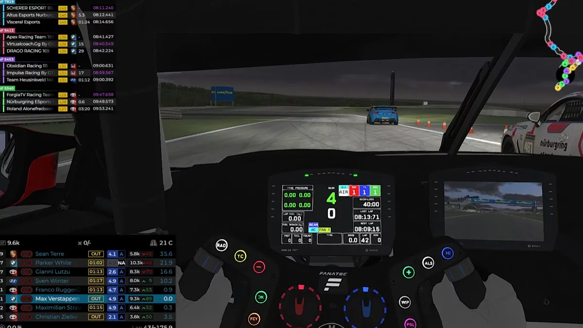 Max Verstappen обгоняет двух соперников в iRacing