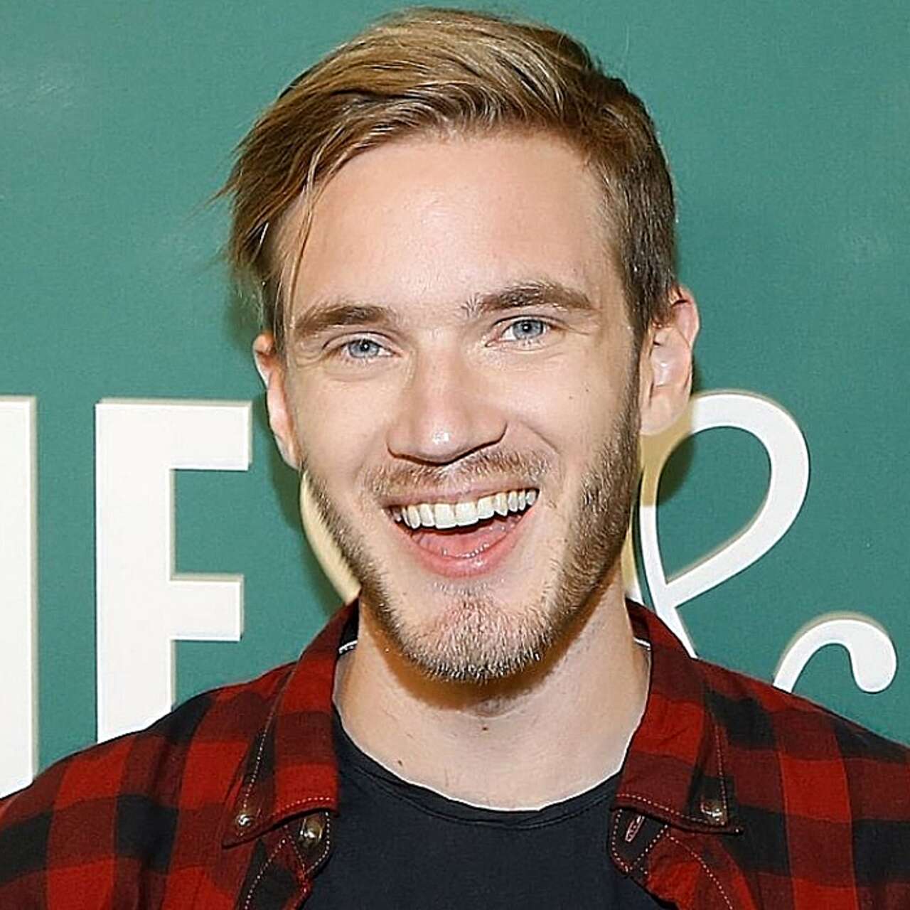 Фанат разоблачил «самую большую ложь» о PewDiePie — ютубер якобы обещал  снять порно